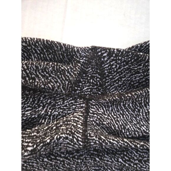 Lululemon • Wunder Under Laser Cut Studio Crop Leggings • Size 8 • Black/White - Picture 7 of 11